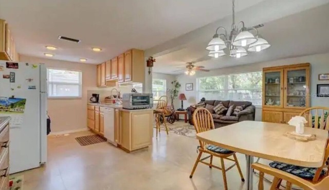 Charming Spring Hill Home- In a Quiet Neighborhoodn