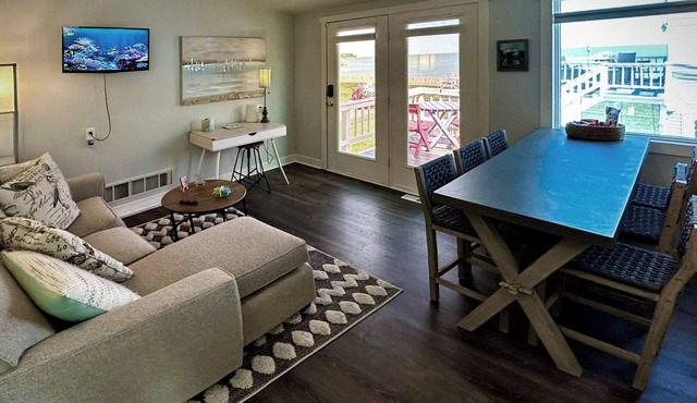 Charming studio on the lake with beach access, cozy interior and private entry