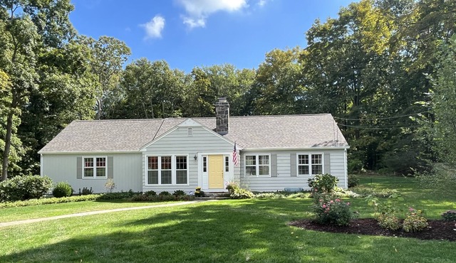 Charming Summer Getaway, Minutes to the Beach