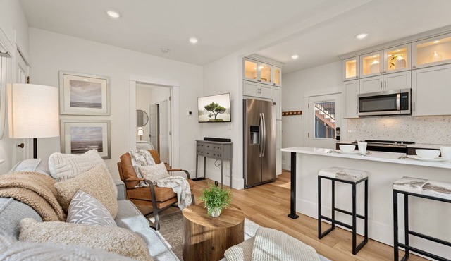 Chic Luxury Retreat – Old Town Carriage House
