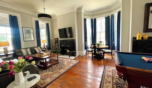 Classic Pgh elegance in the heart of the city. All-suites home. Sleeps 14.