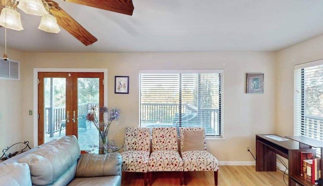Cloverdale Hillside Lodge on 7 Wooded Acres