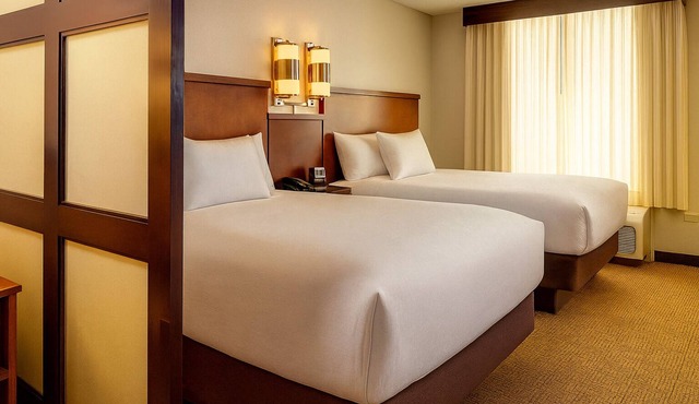 Comfort and Convenience! 4 Family-friendly Units! Pool, Parking & Breakfast!