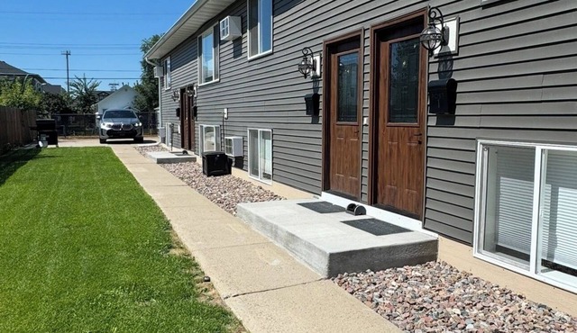 Comfortable 2BR | Fast WiFi | Parking | Close to Dining