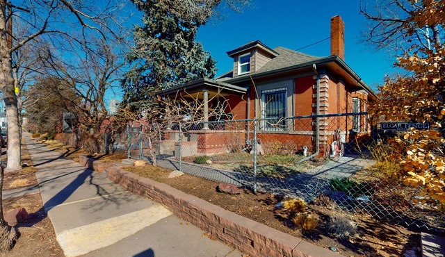 Comfortable guesthouse, prime location with patio