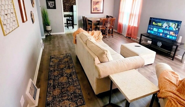 Comfy, Clean & Charming Family Friendlyn10 Min. to airport & 15 min to downtown