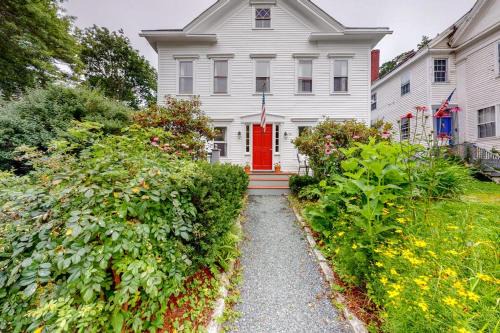 Comfy Downtown Getaway w/Full Kitchen - Close to the Beach