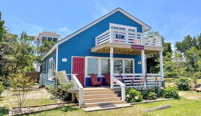 Corinne's Downstairs: Suite with great views of Silver Lake Harbor.