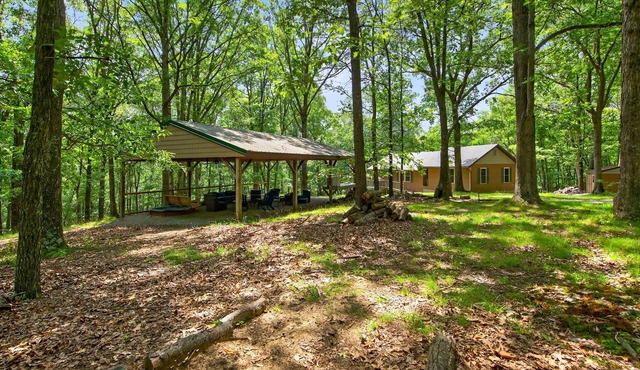 Cozy 3BR chalet w/hot tub & BBQ grill