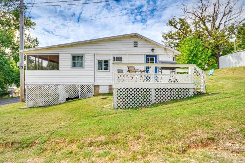 Cozy Cottage w/Deck: Walk to Lake of the Ozarks!