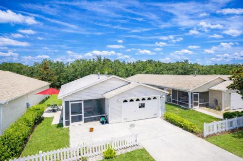 Cozy home, Right Next Door to Lake Sumter Square!