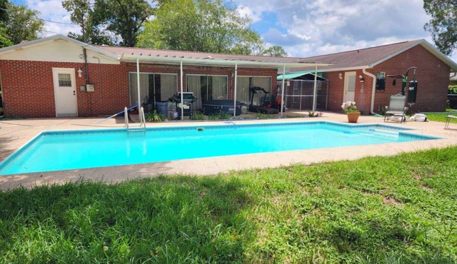 Cozy house with 1 bedroom and WiFi, AC, Huge Pool, 1 Acre Property Gym, Jacuzzi