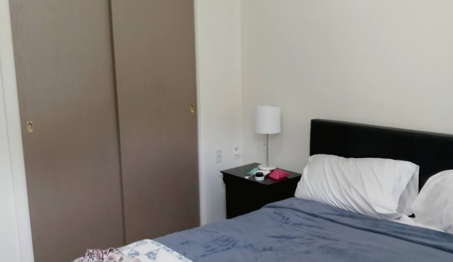 Cozy private apartment with short walk to Stadium and restaurants.