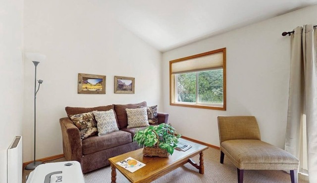 Cozy, waterfront, mountainview cabin w/prime location & shared hot springs