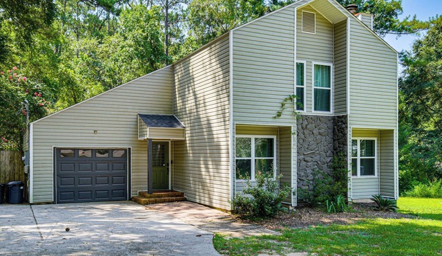 Daphne Home w/Deck: Close to Beaches & Parks!