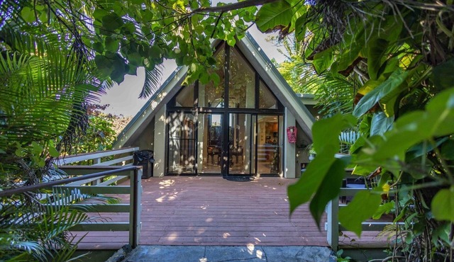 Deluxe Jasmine Suite on lush farm in Haiku, Maui with Private Hot Tub