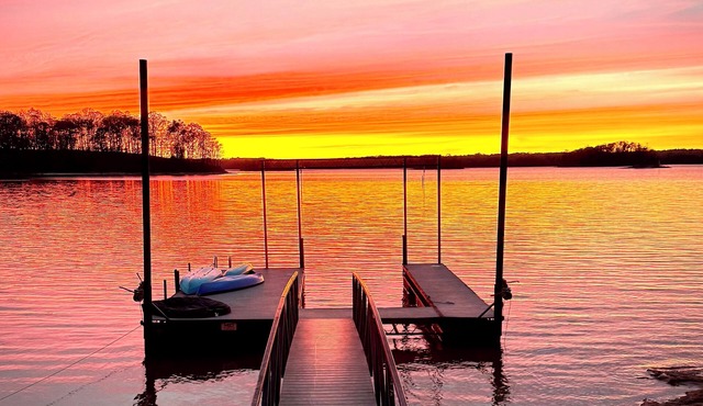 Diamond Cove - New Listing - Lakefront, Dock, Hot Tub, Beaches
