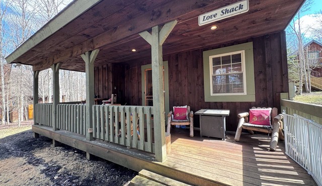 Dizzy's Den-5 minute walk to lake access-rentals-formerly the "Love Shack"
