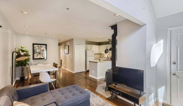 Downtown 2 BDR/2 BA - Walk to Everything