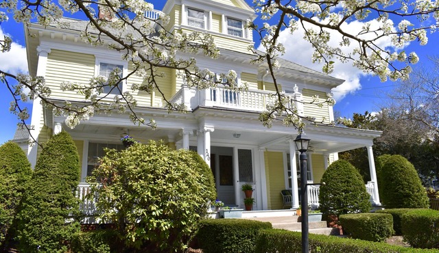 Easy access elegance, minutes from 95, colleges, Gillette and Providence.