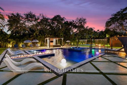 Epic Treehouse Villa - Pool - Jacuzzi - Pickleball