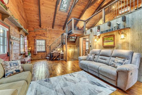 Family-Friendly Tyrone Cabin w/Deck Near Hiking
