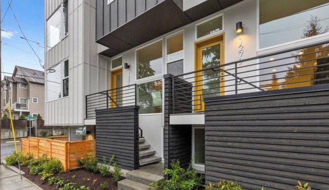 ⚽MAJOR INTERNATIONAL SPORTING EVENT Ready Marvelous 2.5-bedroom townhome close to LightRail. ⚽️ Entire Space ⚽️