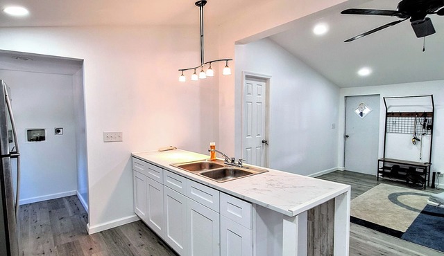 Freshly renovated retreat in Salt Springs, FL-1 mile away from Recreation Area.