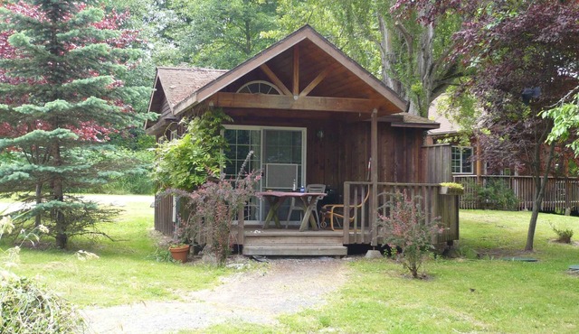 Garden Studio Cabin w/peek-a-boo views - 1 min walk to beach!