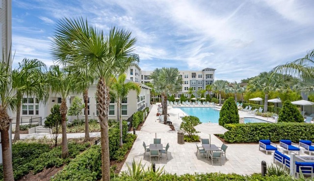 Gated Resort Style 1BR - KING Bed, Pool Views, SPA Hot Tub, Gym, WiFi, Wash & Dry, AC, Elevators, Starbucks, EV CHRG Station, Free Parking, Pets - IDEAL FOR Medical, Business, Relocation, Long Stays - by Moffitt Cancer Ctr, USF, River Hills Country Club
