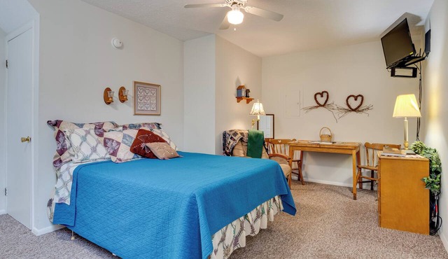 Historic Delphi Studio: Walk to Main St & Creek