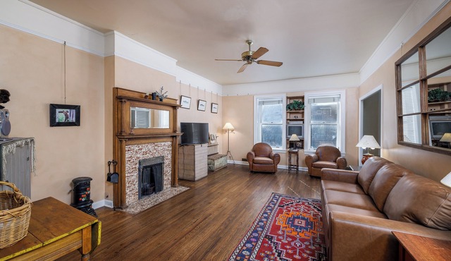 Historic Main Street Bozeman, Dog-Friendly 30-Day Flat With AC and Bridger Bowl 20 Minutes Away