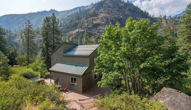 Icicle River Cabin w/Hot Tub + Deck