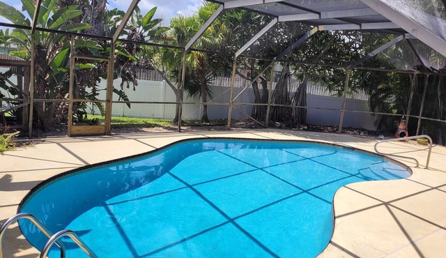 Intimate Tropical Retreat🌞🌴Remodeled Home⛳️🏊🏼‍♀️Private Pool/Yard🏡🚘2Garage