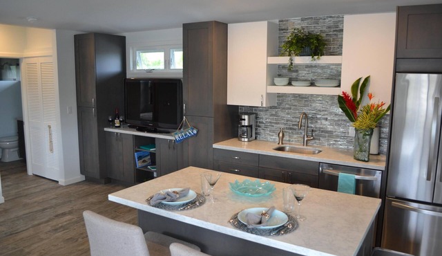 'Kailua Lani Suite' short walk to Kailua Beach. Air conditioned and private.