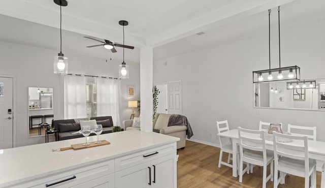 King bd/Modern Home sleeps 8 w/private backyard