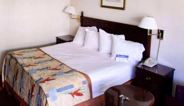 King Bed with Kitchenette Non-Smoking