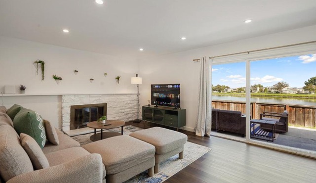 Lakefront 3 Bedroom Retreat with Beautiful Water Views