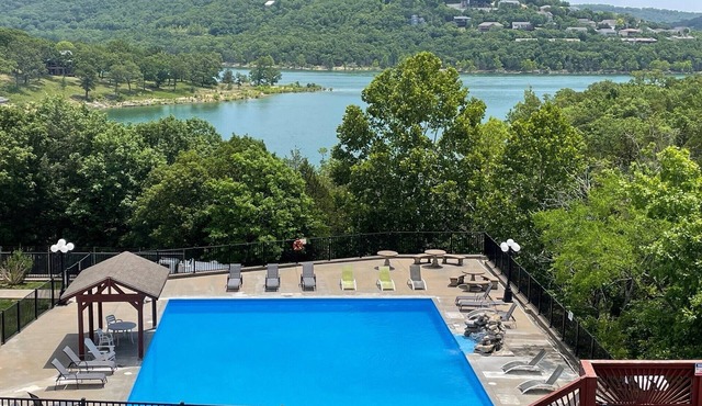 LAKEFRONT, LAKE VIEW CONDO WITH A BOAT ON INDIAN POINT