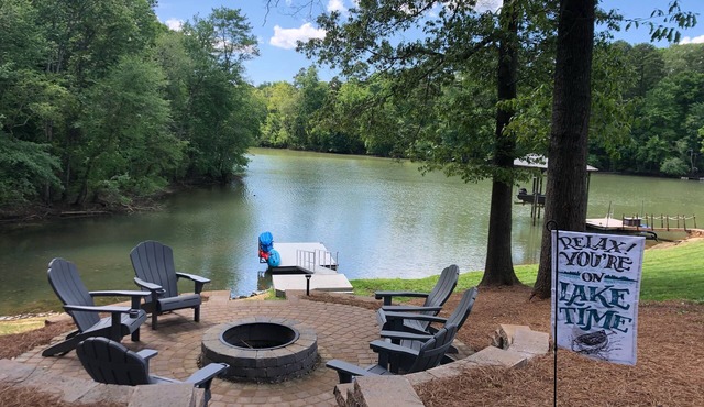 Lakefront- Stay, Soak, Paddle, Play & Relax! On Lake Lookout in Catawba, NC
