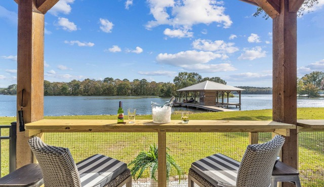 Lakefront with FENCED flat yard. No Stairs . Private Boat Ramp, Screened Porch