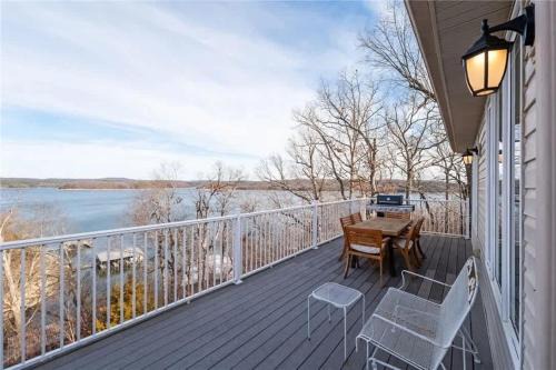 Lakeside Retreat - Large Deck & Game Room with Views