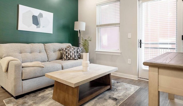 Landing | Stylish 2BD in Downtown