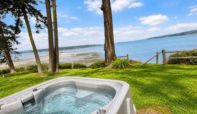 Langley Waterfront: Views, Hot Tub, Beach & Kayaks