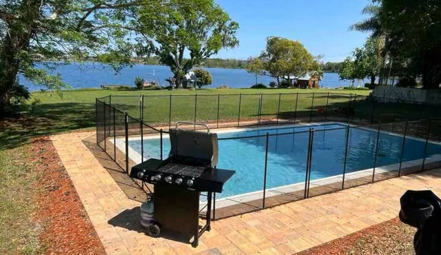Luxurious 5 Bed Lake House 3 Min from Universal