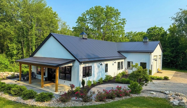 Luxury Barndo Retreat - Sleeps 16, Hot Tub, Lake & Sports Barn
