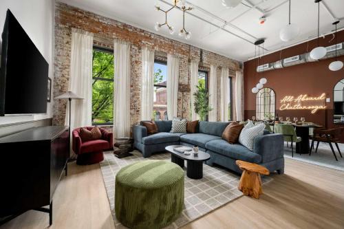 Luxury Loft Exposed Brick Walk to Southside