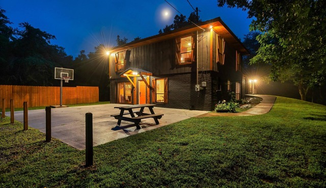 Luxury Retreat! 15 MIN to Dollywood or Gatlinburg!
