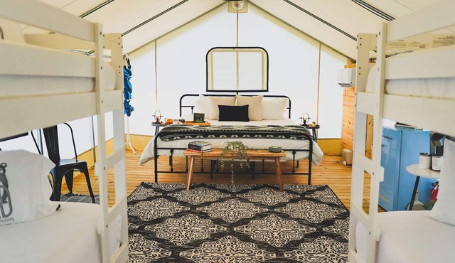 Luxury Spacious Glamping, Wooded View, Grill, Pool, Pet Friendly, Swim