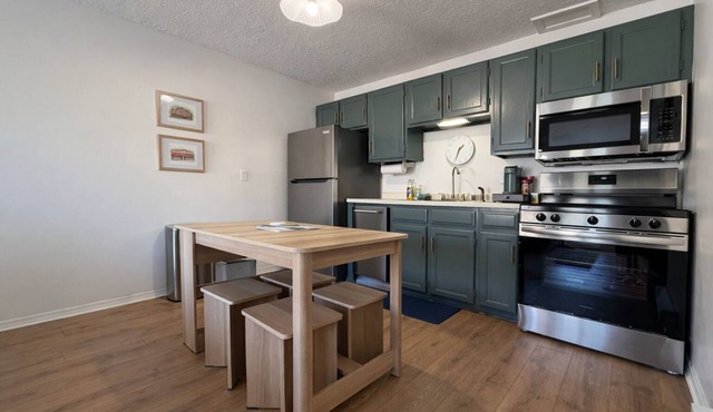 Main St. Studio - Walk to Lifts, Dining, and Shopping